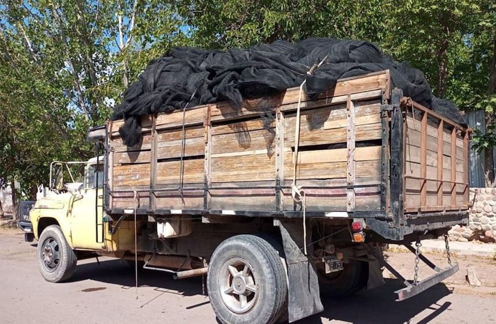 Camión que trasladaba 89 rollos de malla antigranizo, secuestrados en la Zona Este, producto de robos en fincas de la zona.