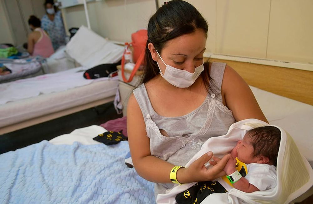 Primer bebé del año 2021 en Mendoza. Guardia del Hospital Laggomaggiore,  el primer niño en nacer se llama Aaron. Su madre Daiana Gonzalez (26). Foto: Orlando Pelichotti / Los Andes