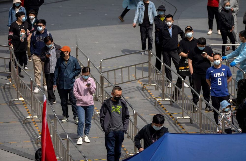 China cerró decenas de estaciones de subte y suspende el servicio de micros en Beijing. / Foto: AP