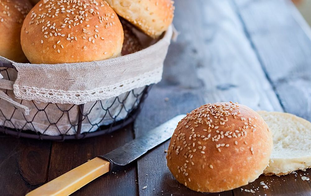 Esta receta rinde para 6 porciones y sus pasos son varios pero sencillos que dejan como resultado un pan tierno y saludable.