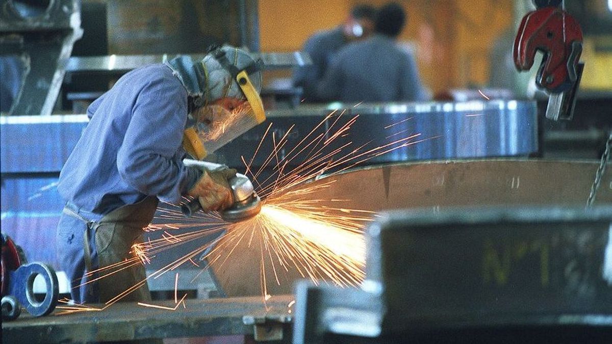 La industria utilizó el 54,6% de su capacidad en febrero y profundizó la caída interanual