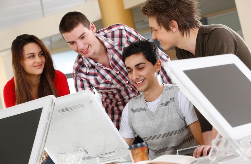 El programa Enlace Joven busca fomentar la inserción laboral de estudiantes universitarios y terciarios avanzados, respondiendo a las necesidades del mercado y reduciendo las tasas de desempleo juvenil en Mendoza.