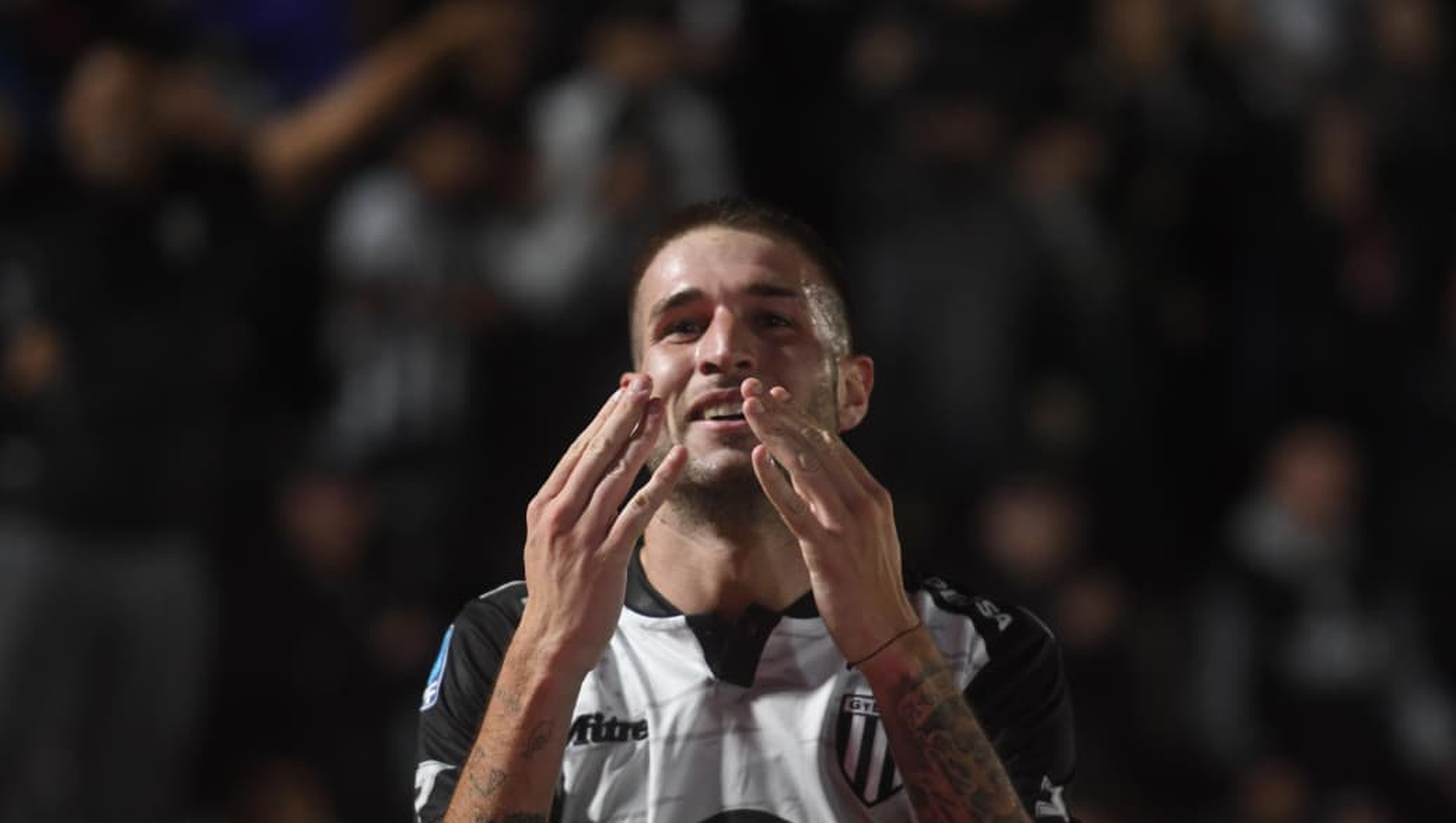 En la primera que tuvo el goleador del Lobo, Agustín Módica, la mandó al fondo del arco de Muslera.