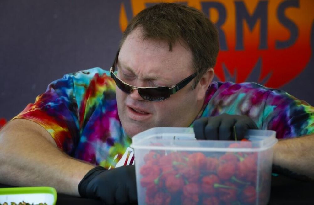 Gregory Foster, un ciudadano de California que batió récord Guiness tras comerse tres unidades de los pimientos más picantes del mundo en menos de 9 segundos.