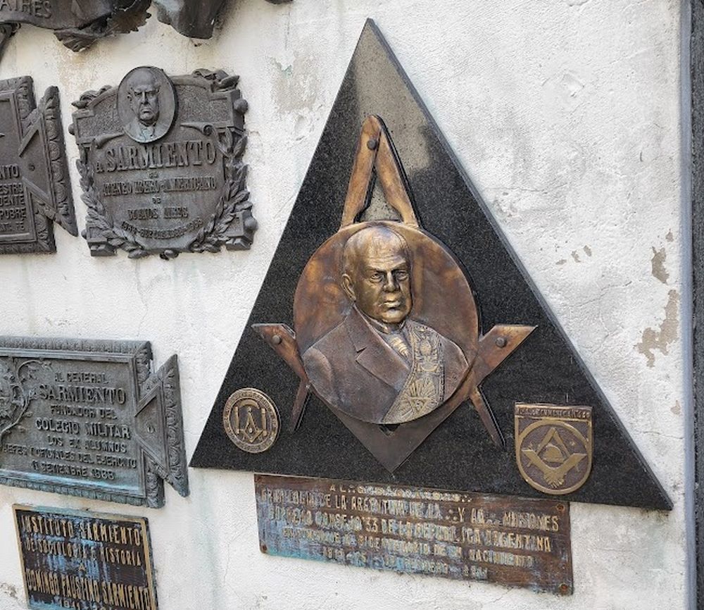 Placa de la Masonería en la tumba de Sarmiento.