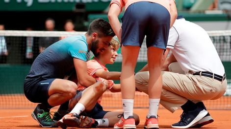 El blooper del día en Roland Garros: el bosnio Dzumhur y su choque con un ball boy
