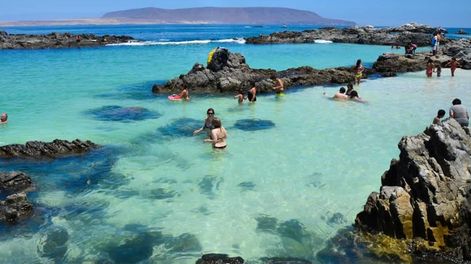 Los Andes | El oleaje suave que golpea y rodea a las piedras y la escasa pendiente convierten al mar de Bahía Inglesa en una especie de pileta natural.