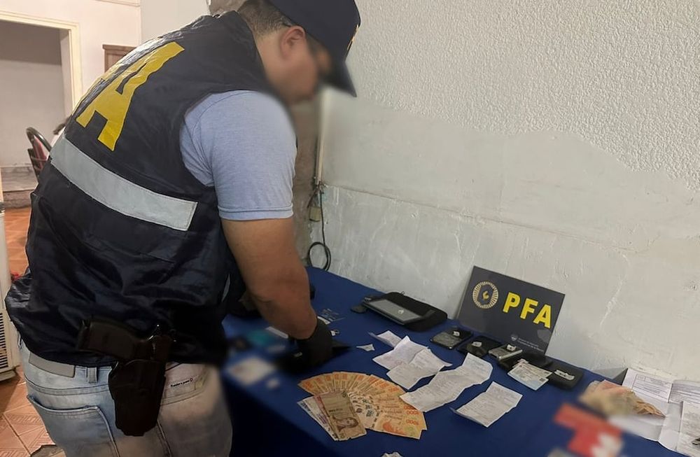 Los objetos encontrados durante los allanamientos. Gentileza Policía Federal.