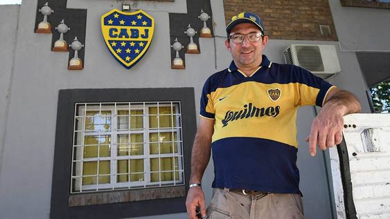 Furlán posa frente a su vivienda: “Este es un club que no se compara con ninguno; es el mejor club del mundo”, avisa.