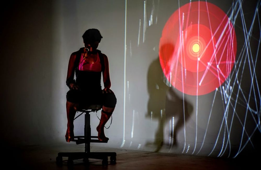 Performance artística en la que se utiliza el dispositivo WIMUMO para medir biopotenciales y  generar imágenes que responden a los latidos del corazón y movimientos musculares.