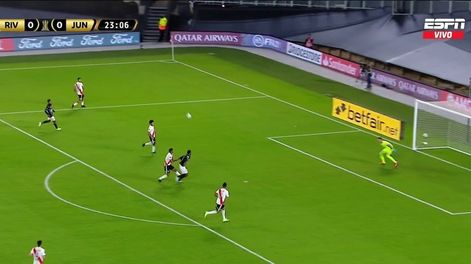 Era penal para Junior, pero el árbitro lo ignoró. / Gentileza.