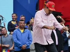Nicolás Maduro bailando ante sus seguidores en Caracas, Venezuela.