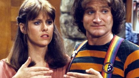 Los Andes | Pam Dawber y Robin Williams ensaya el famoso gesto con la mano que se hizo popular en la serie Mork & Mindy.