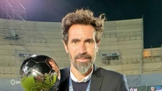 El ex jugador de fútbol Eduardo Domínguez con la Copa de la Liga Profesional