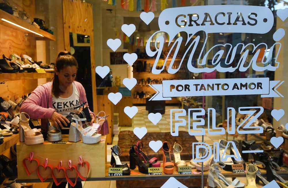 Compras día de la Madre. Aumentan las consultas por precios y compras para los regalos este domingo. Foto: José Gutierrez / Los Andes