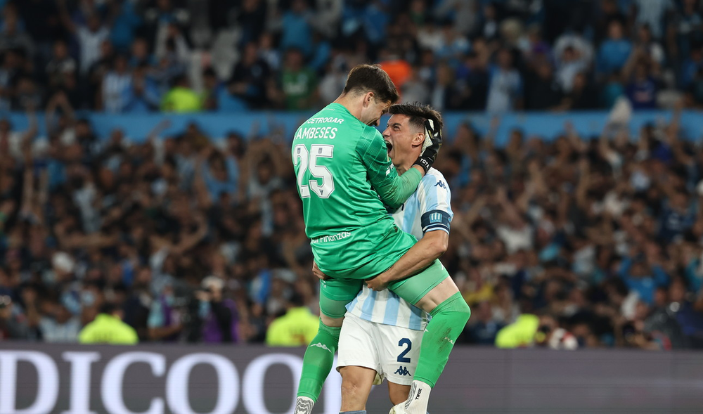 Tras empatar 0-0 en los 120 minutos, la Academia se impuso desde los doce pasos con Cambeses como figura y enfrentar&aacute; a Boca por un lugar en la final.