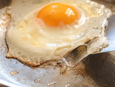 por que el huevo frito se pega a la sarten aunque le pongas aceite y que conviene hacer antes de cocinarlo