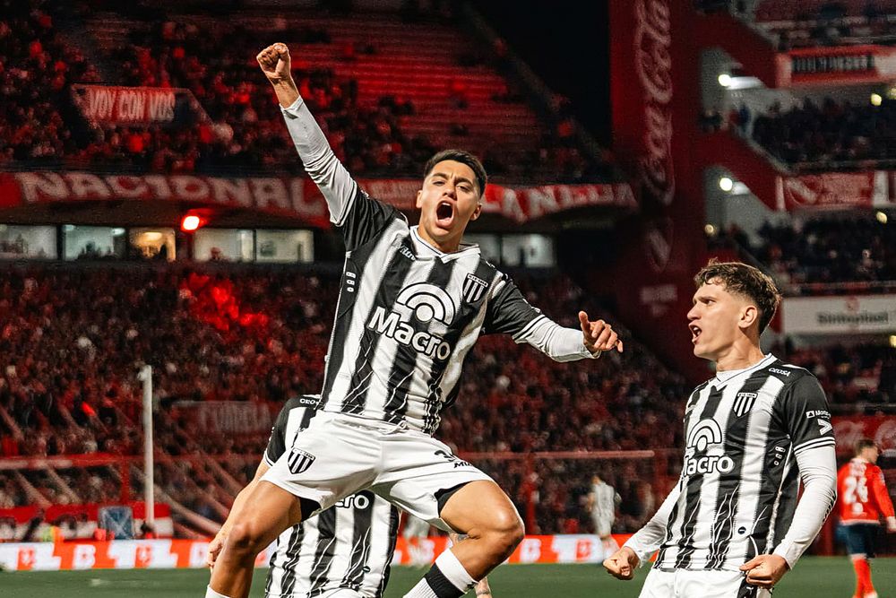 Esteban Fernández festeja el primer gol de Gimnasia y Esgrima. En un partidazo, el Lobo Mendocino ganó con dos golazos de Lencioni y otro tanto de Fernández. El Rojo, sin reacción, pudo perder por más goles.