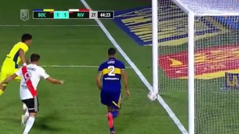 El momento en que la pelota se metía y misteriosamente salió sobre la línea.