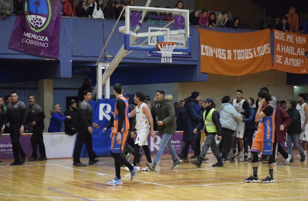 Invasión de cancha por parte de jugadores y publico de San José. Juego suspendido. Rivadavia jugará la semifinal. / Gentileza: Salto Inicial.