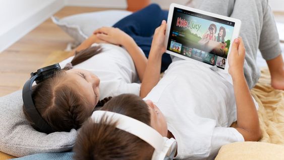Niños y la interacción con  las pantallas. (Freepik)