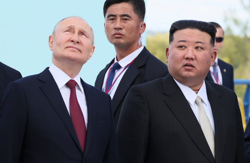 En esta imagen de archivo, el presidente de Rusia, Vladímir Putin (izquierda), y el líder de Corea del Norte, Kim Jong Un, examinan una plataforma de lanzamiento de cohetes Soyuz durante un encuentro en el cosmódromo Vostochny, a las afueras de la ciudad de Tsiolkovsky, en la región rusa de Amur, en el extremo oriente del país, el 13 de septiembre de 2023. (Mikhail Metzel, Sputnik, Kremlin Pool Foto vía AP, archivo)