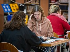 Las dificultades presupuestarias que las universidades públicas nacionales han debido afrontar este año han llevado a reclamos dirigidos al gobierno nacional y que han resuelto parcialmente la situación. Por eso, para sobrellevar el ciclo lectivo ha sido necesario hacer ajustes, priorizar lo sustancial y apelar a estrategias.. UNCuyo, Universidad Nacional de Cuyo.Biblioteca Central.Foto: Ignacio Blanco / Los Andes