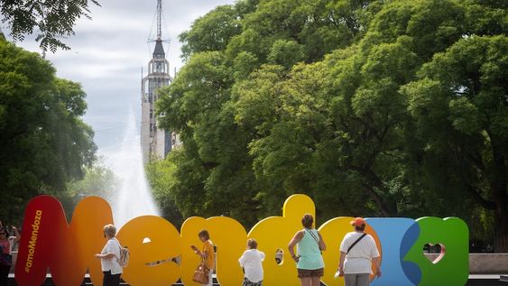 La Municipalidad de la Ciudad de Mendoza ha organizado bicitours y caminatas por las plazas de la Ciudad. Corporeo y fuente de la Plaza Independencia