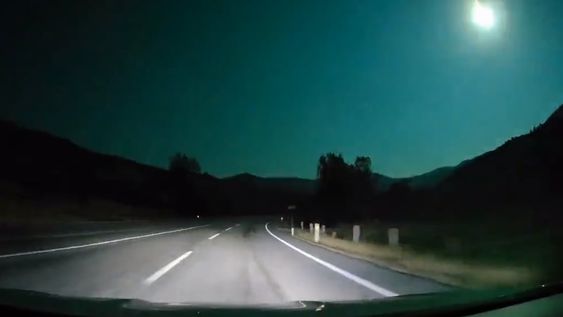 La agencia de noticias EFE precisó que ninguna autoridad científica se ha pronunciado aún sobre la naturaleza de la roca.Foto: Captura video / Twitter