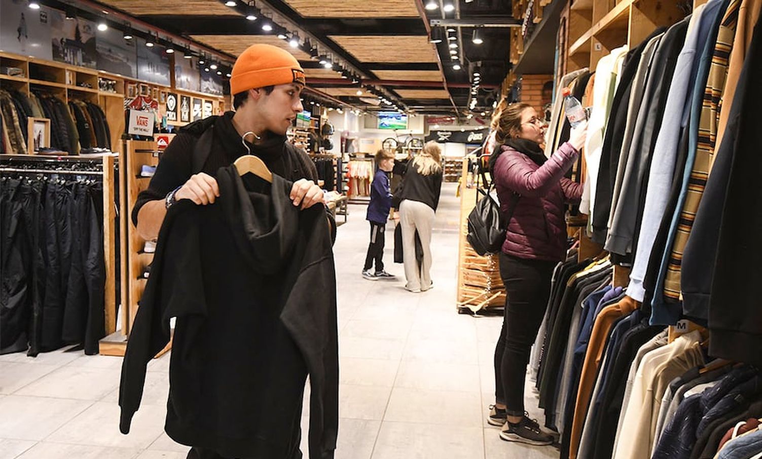 Pese a la suba mensual, el consumo masivo sigue sin levantar y cayó 4,3% interanual en julio