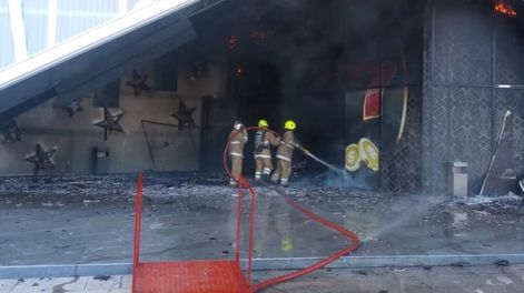 Personal de Bomberos Voluntarios de San Martín trabajando en la extinción del incendio del casino de San Martín.