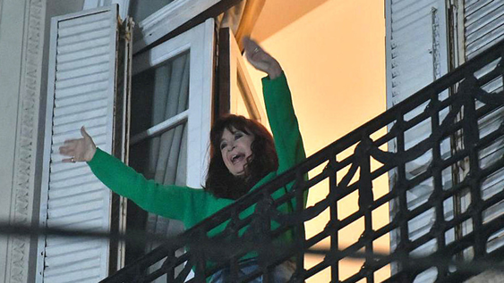 Tras la autorización de la Justicia, Cristina Kirchner volvió a salir al balcón y saludó a la militancia