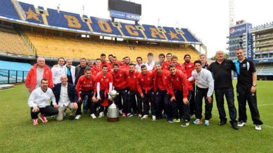 Sevilla, rival de River, fue a la Bombonera y posó con la Copa Libertadores