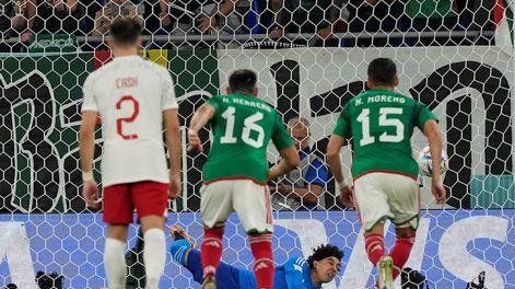 Memo Ochoa le tapó el penal a Lewandoswski (AP)