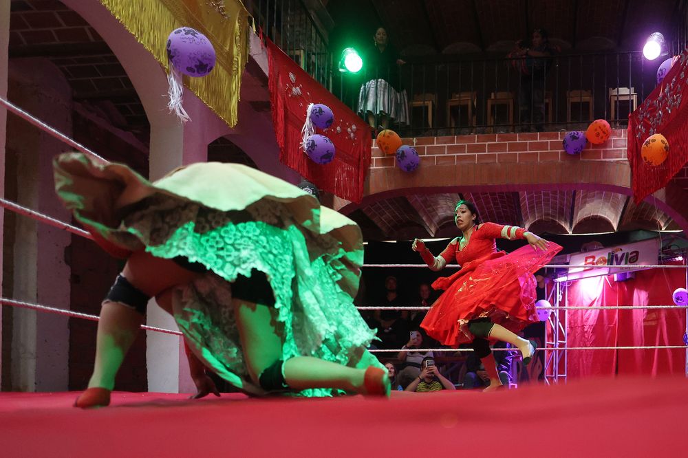 Las peleas de cholitas (mujeres de pollera) son un espectáculo cultural y deportivo muy conocido, mezcla de lucha libre, turismo y tradición aimara. Son combates inspirados en la lucha libre mexicana y el catch boliviano. Combinan acrobacias, humor, actuación y una narrativa donde muchas veces la cholita lucha contra 'el abusivo' o 'el villano'. 