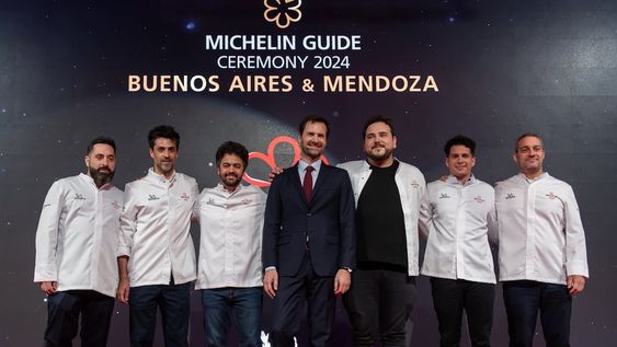 Los ganadores de una estrella Michelin Sebastián Weigandt (Azafrán), Guido Tassi (Don Julio, Buenos Aires), Iván Azar (Casa Vigil), Tomás Treschanski (Trescha, Buenos Aires), Augusto García (Zonda Cocina de Paisaje) y Mariano Gallego (Brindillas), junto a Gwendal Poullennec (director internacional de la Guía Michelin).