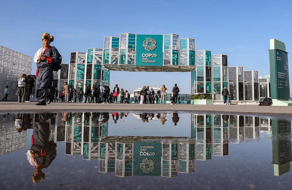 Bakú (Azerbaiyán), 15/11/2024.- La gente camina fuera de la sede de la Conferencia de las Naciones Unidas sobre el Cambio Climático COP29 en Bakú, Azerbaiyán, 15 de noviembre de 2024. La capital de Azerbaiyán, Bakú, acoge la Conferencia de las Naciones Unidas sobre el Cambio Climático (COP29) de 2024 desde 11 al 22 de noviembre de 2024. (Azerbaiyán) EFE/EPA/IGOR KOVALENKO
