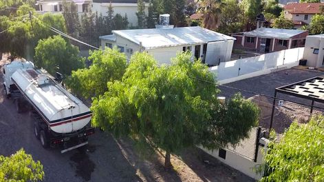 Los Andes | Construirán un acueducto para abastecer de agua potable a los barrios ubicados en la zona de El Challao, ya que al no tener agua los vecinos de la zona contratan camiones para tener agua.Dario abastece de agua a becinos de un barrio de la zona Foto: Jos