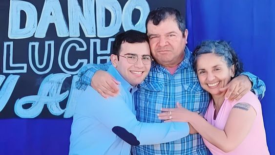 César Sena junto a su padre Emerenciano Sena y su madres Marcela Acuña, ahora todos imputados y con prisión preventiva por el cirmen de Cecilia Strzyzowski. Foto: web