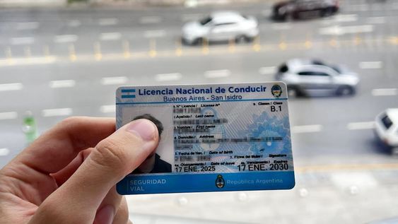 cambios en la licencia de conducir a partir de 2026: la norma que afecta a los conductores nacidos entre 1957 y 1961