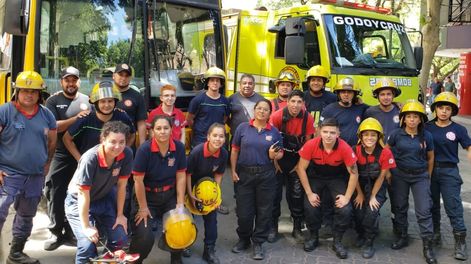 Bomberos de Mendoza se movilizaron en repudio a declaraciones del viceministro de Ambiente de la Nación, Sergio Federovisky. | Foto: Claudio Gutiérrez / Los Andes