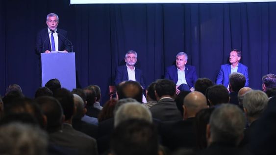 Rodolfo Suárez junto a José Zuccardi en el Desayuno de la Coviar junto a los funcionarios Daniel Filmus y Julián Domínguez. José Gutiérrez / Los Andes