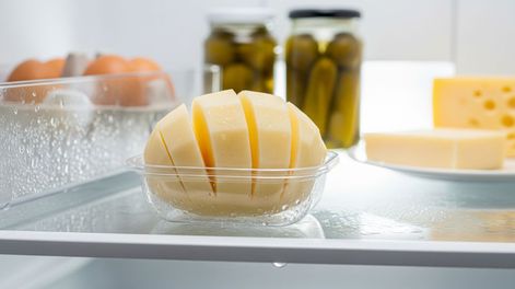 Poner una papa cruda cortada en la heladera: por qué se recomienda y para qué sirve