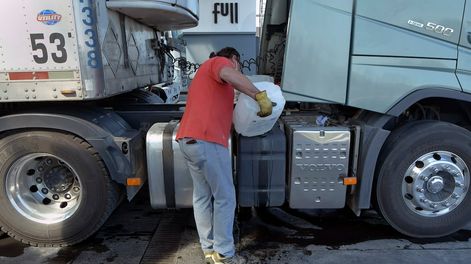 Los Andes | Por el aumento de la demanda de gasoil para el transporte de cargas y maquinaria agrícola, sumado a un clima internacional más que tenso, generó faltantes  del combustible Diesel. Foto: Orlando Pelichotti / Los Andes