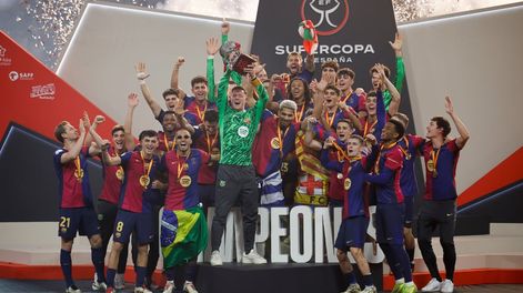 Los Andes | YEDA (ARABIA SAUDÍ), 12/01/2025.- Los jugadores del FC Barcelona celebran la victoria con el trofeo tras el partido de la final de la Supercopa de España de fútbol entre el Real Madrid y el FC Barcelona, este domingo en Yeda, Arabia Saudí. EFE/ Alberto Es