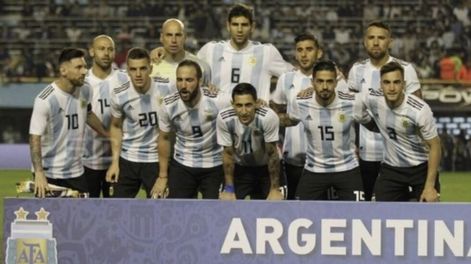 Mirá la foto que se hizo viral por el gesto de Messi en homenaje a un ex tombino