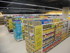 Puertas cerradas de un supermercado tras el anuncio inesperado del cierre.