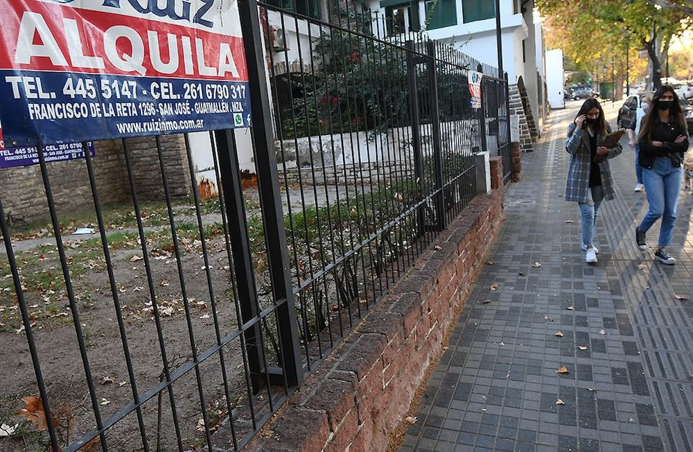 Al momento de acceder a la vivienda se debe pagar, además del mes de alquiler, el de depósito, la comisión, el sellado y la certificación de firmas por parte de un escribano. Foto: José Gutierrez / Los Andes