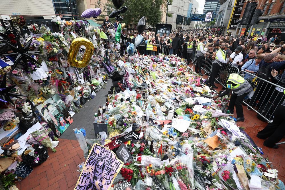 BIRMINGHAM (Reino Unido), 30/07/2025.- Homenajes a Ozzy Osbourne en el Black Sabbath Bench and Bridge tras el cortejo fúnebre de Osbourne en Birmingham, Reino Unido, el 30 de julio de 2025. Osbourne falleció a los 76 años el 22 de julio de 2025, semanas después de su último concierto con Black Sabbath. Se le había diagnosticado párkinson en 2019. (Reino Unido) 