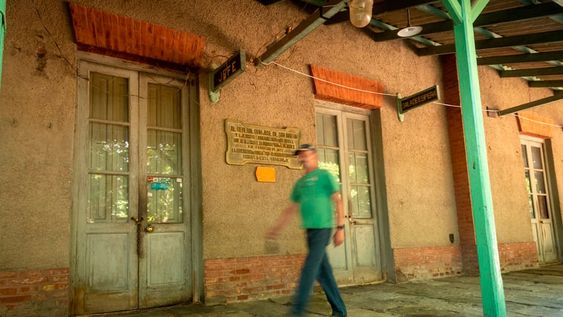 Pese al abandono y el vandalismo, la estación, ubicada al fondo de calle Mitre, conserva el estilo tradicional. Se destaca su clásica solera de madera. Foto: Ignacio Blanco / Los Andes